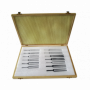 Juego de 13 diapasones de acero azulado, con estuche de madera.